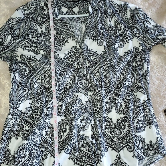 Beautiful black and white button up - Picture 8 of 8